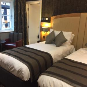 Ліжко або ліжка в номері The Bell Hotel Aylesbury