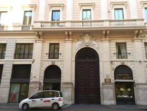 un coche blanco estacionado frente a un edificio en B&B Best Pantheon, en Roma