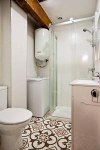バレンシアにあるSun Studio Valenciaのバスルーム(シャワー、トイレ、シンク付)