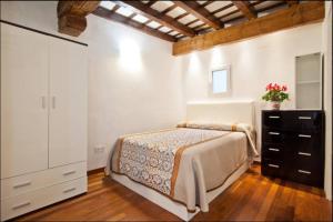 バレンシアにあるSun Studio Valenciaのベッドルーム1室(ベッド1台付)、ドレッサーが備わります。