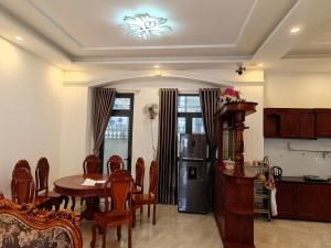 a kitchen and dining room with a table and chairs at Carol Dalat in Khu Chi Lăng