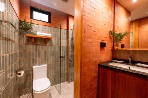 ein Badezimmer mit Toilette, Dusche und Waschbecken in der Unterkunft Easterly Room 02 in Chanthaburi + 13 Fotos
