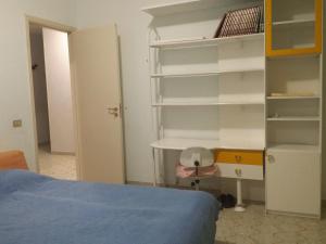 シャッカにあるAppartamento Cremonaのベッドルーム(ベッド1台、デスク、棚付)