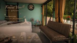 a room with a bed and a couch at The Forest View ภูทับเบิก in Ban Maeo Thap Boek +10 photos