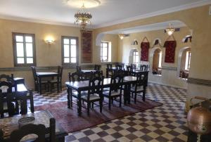 un restaurante con mesas y sillas en una habitación en Elmalara en Tafraoute