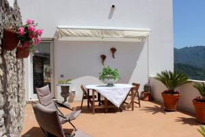 patio con tavolo e sedie di La Torre a Ravello