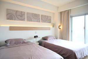 a room with two beds and a window at Yolo Hotel 最寄駅徒歩1分 Askusa 秋葉原 スカイツリー近く 東京観光に最適 空港アクセス良好 in Tokyo