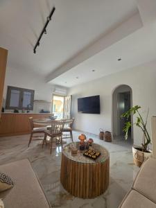 a living room with a table and a couch at Le Blé Home in Mérikhas