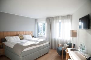 a hotel room with a bed and a window at Hensens Residenz in Randerath