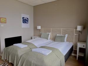 ein Schlafzimmer mit einem großen Bett und zwei Kissen in der Unterkunft Sogn Hotel in Vadheim
