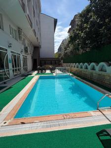 a swimming pool in the middle of a building at SUNMARİS CİTY HOTEl in Marmaris