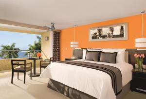 Postel nebo postele na pokoji v ubytování Dreams Huatulco Resort & Spa