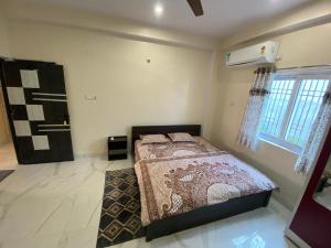a bedroom with a bed in the corner of a room at Vedavit Bhavanam in Gaya