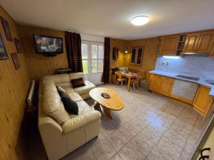 a living room with a couch and a table at Chata u Vachtů in Kubova Huť