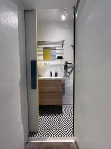 a bathroom with a sink and a vanity with a sink at Une pause vacances in Bandol