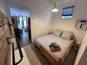 a small bedroom with a bed in a room at Une pause vacances in Bandol