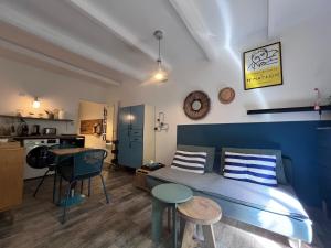 a small room with a bed and a kitchen at Une pause vacances in Bandol