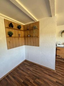 a room with white walls and wood floors at Vikendica Mavi in Gradačac