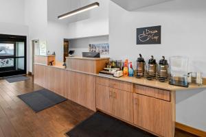 a restaurant with a counter with bottles of wine at Sleep Inn near Washington State Line in Post Falls