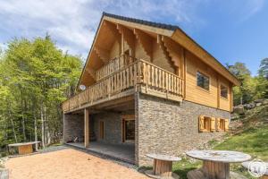 a house with a balcony on the side of it at Le grand tétras in Boutx