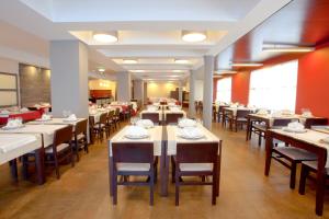 une salle à manger avec des tables et des chaises dans un restaurant dans l'établissement Hotel Sao Pedro, à Arouca