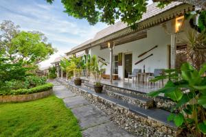 an exterior view of a house with a garden at Villa Olala Penida in Nusa Penida