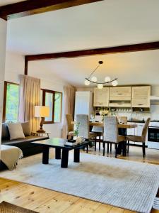 a living room with a table and a dining room at Casa Rogin Chalet in Buhalniţa