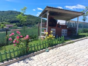 a small garden with flowers in front of a building at Casutele Verzi Camera King in Ocnele Mari