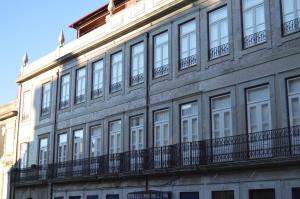 een gebouw met ramen erop bij Oporto Old In New in Porto