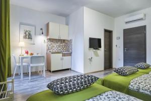 a room with two beds and a kitchen with a table at Top Center Rooms & Studio in Pula