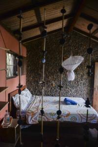 a bed in a room with a wall at Saldomar B&Biosphere in Bubaque
