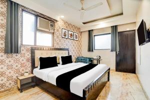 a bedroom with a large bed in a room at Collection O Kalka Ji Formerly Hotel Gera in New Delhi