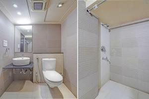 a bathroom with a toilet and a sink at Collection O Dhanbad Railway Station Formerly Hotel VIP Residency in Dhanbād