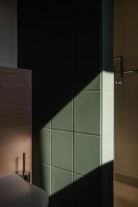 ein Raum mit einer Glastrennwand und einer schwarzen Wand in der Unterkunft Hotel Saint-Hubert in Malmedy