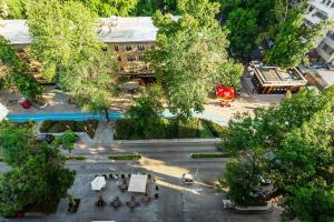 an overhead view of a street with trees and a building at Central one new apartments - panoramic skyline & boulevard in Tashkent