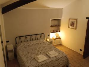 a bedroom with a bed with two stools on it at Casa di Ruggi in Tenaglie