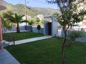 a house with a garden with a tree in the yard at Nova Ledeza NL II in Igoumenitsa