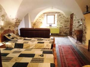two beds in a room with a window at le logis des Sieyes in Crévoux