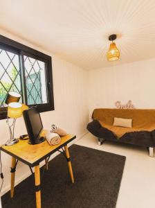 a room with a desk with a laptop and a bed at La Maison du Bonheur in Saint-Raphaël