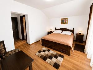 Gallery image of Pensiunea Casa Bucovineana in Cacica +13 photos
