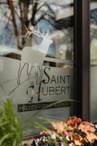 ein Schild für ein Hotel mit einem Hirsch darauf in der Unterkunft Hotel Saint-Hubert in Malmedy