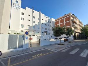an empty street with a fence and a building at Hotel Costa Brava in Roses