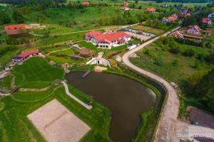 una vista aérea de una mansión con un lago y una casa en Willa Warmińska, en Dywity
