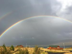 un arco iris en el cielo sobre una casa en Vacation Home Fagravik en Akureyri