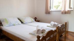 a bedroom with a bed with towels on it at Happy 2Bedroom Apartments in Gornji Karin