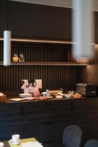 eine Theke mit Lebensmitteln darauf in einer Küche in der Unterkunft Hotel Saint-Hubert in Malmedy