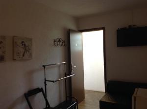 アグアス・デ・リンドイアにあるVista da Serra Pousada de Águasのドア付きの部屋