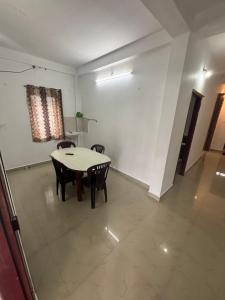a dining room with a table and chairs in a room at Kuttikkanam stay in Pīrmed