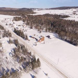 an aerial view of a farm in the snow at Le Gîte Ambrelane in Thetford Mines