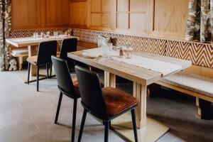 a dining room with a table and chairs at Hotel Dorfcafe Unken in Unken
